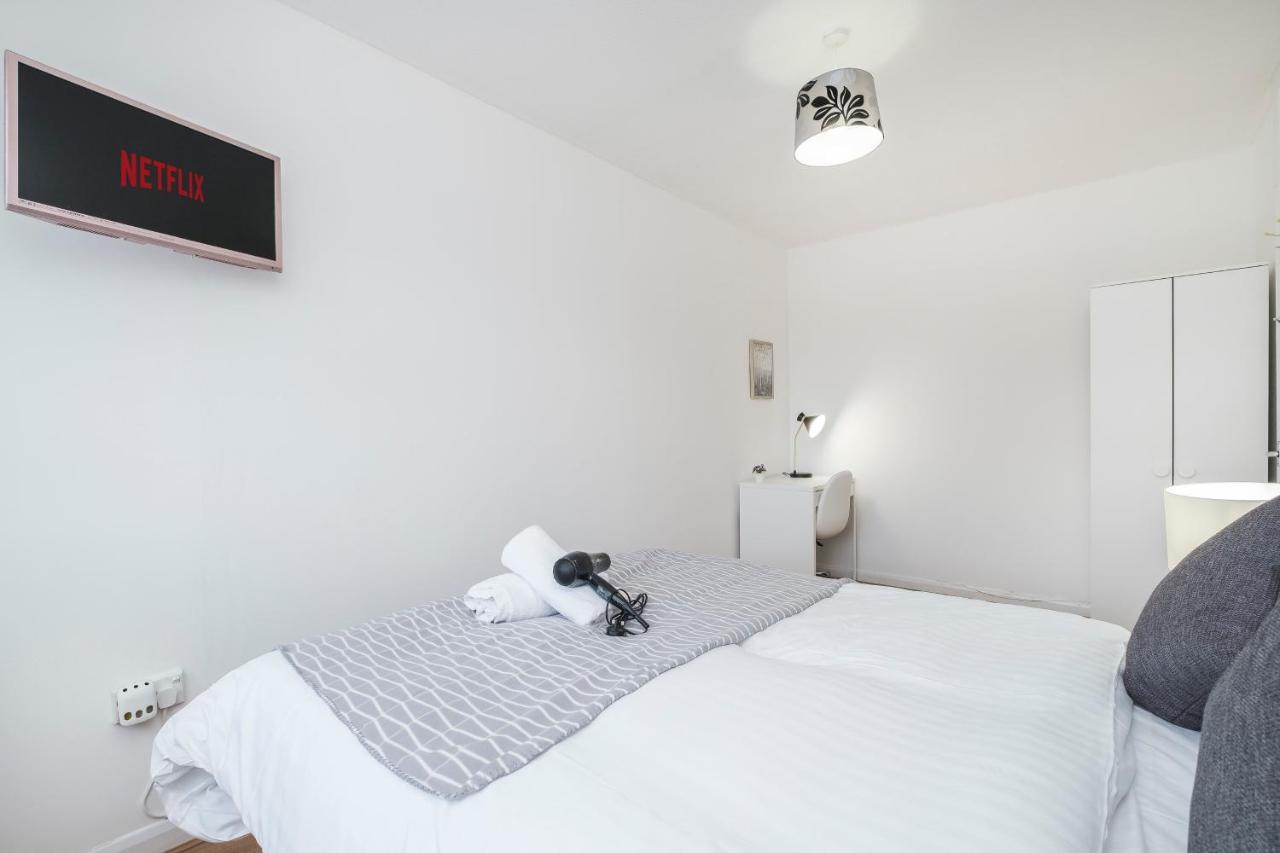 Spacious 3 Bed 1 Bath Hse W Guest Toilet W Parking Near Excel - E16 Londres Exterior foto