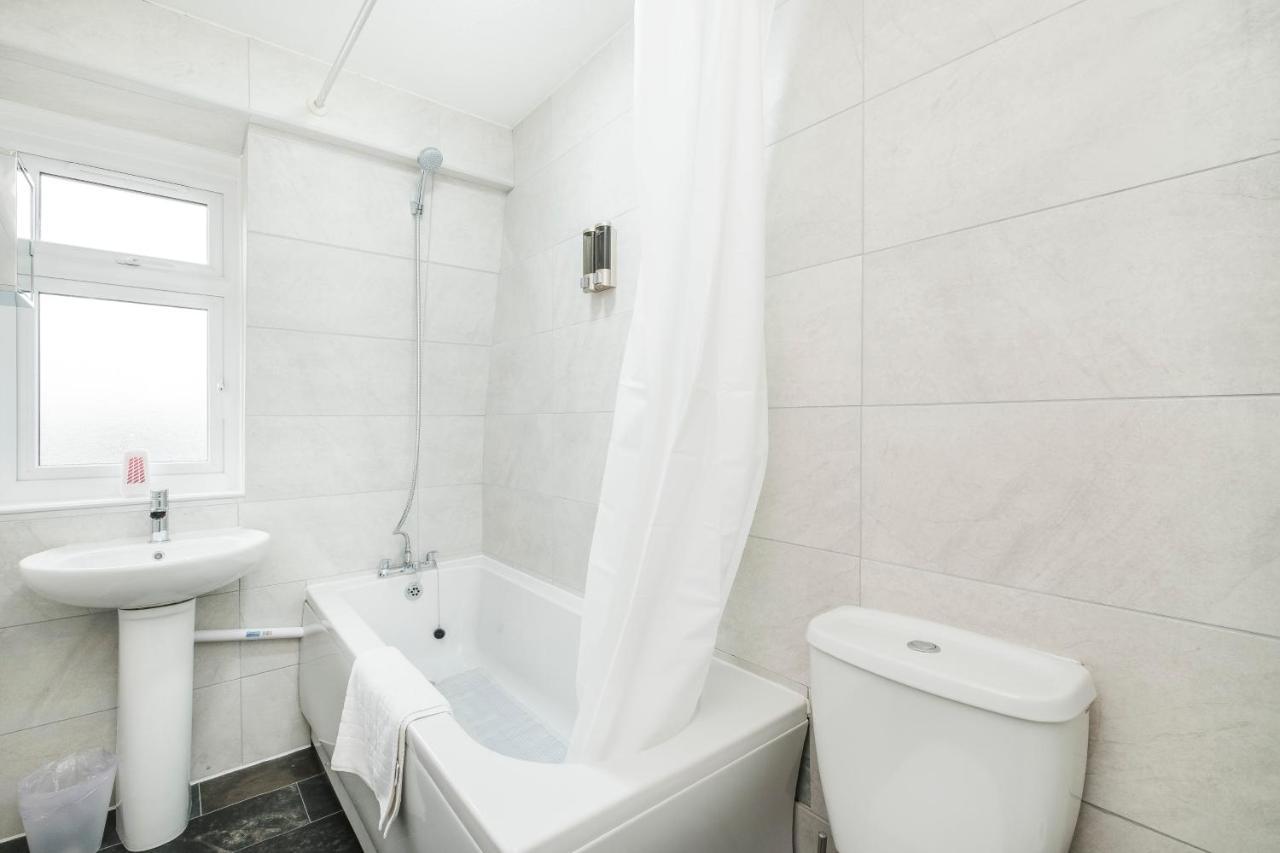 Spacious 3 Bed 1 Bath Hse W Guest Toilet W Parking Near Excel - E16 Londres Exterior foto